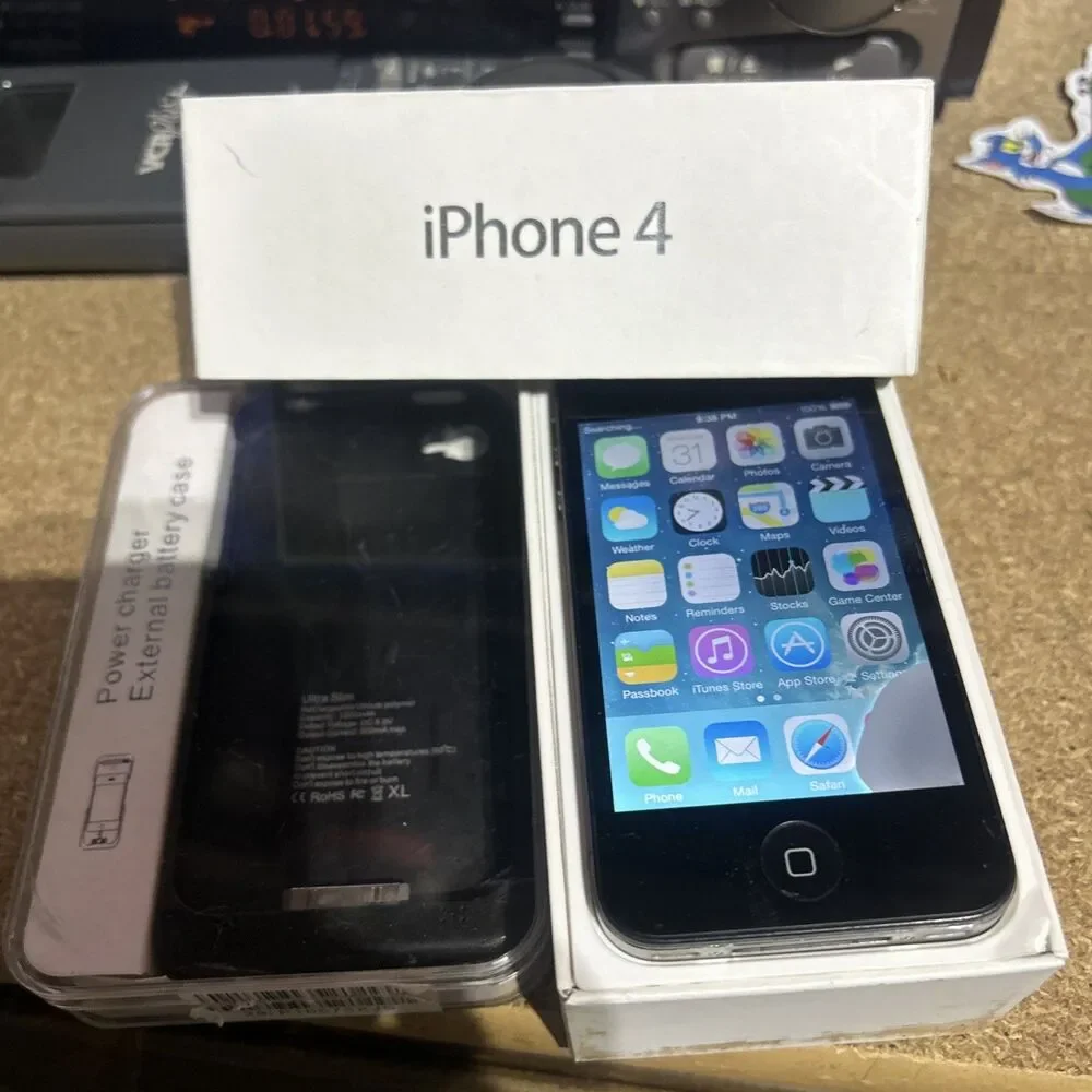 Apple iPhone 4 16GB Black iOS 3.5in GSM Unlocked w/ Box & External Charger Case
